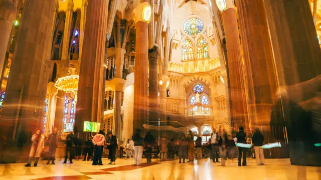 Una foto time-lapse que muestra a los visitantes moviéndose por el interior de la basílica.