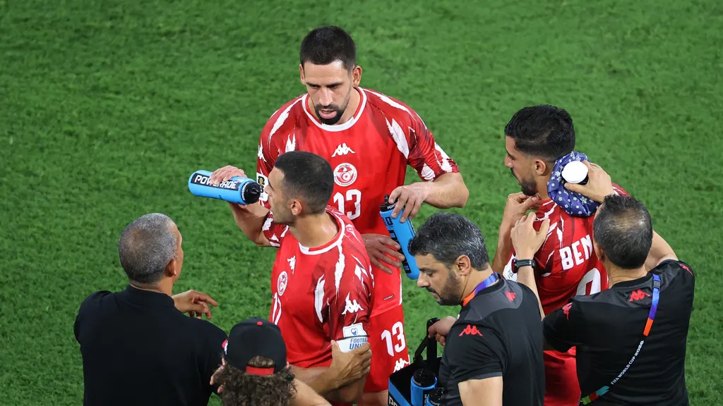 Sabri Lamouchi dando una charla técnica en el debut ante Suecia.
