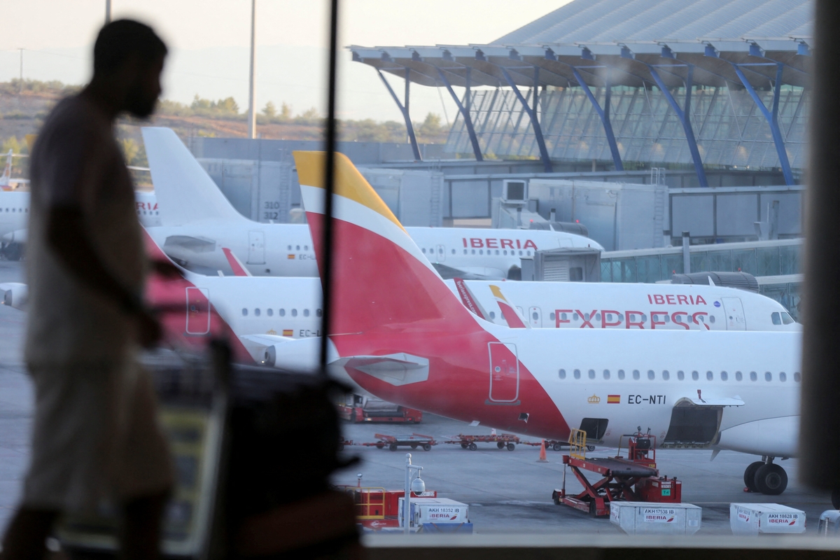 Un avión de Iberia Express en la pista del aeropuerto Adolfo Suárez Madrid-Barajas. REUTERS/Isabel Infantes