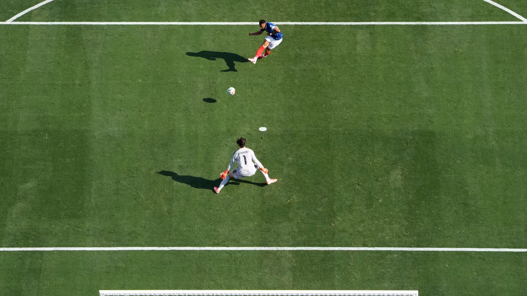Mbappé, en su gol anulado ante Suecia.