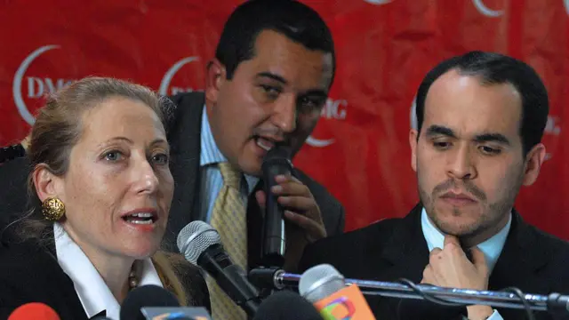 Abelardo de la Espriella, a la derecha, junto a otros abogados en una rueda de prensa con el escándalo DMG. 