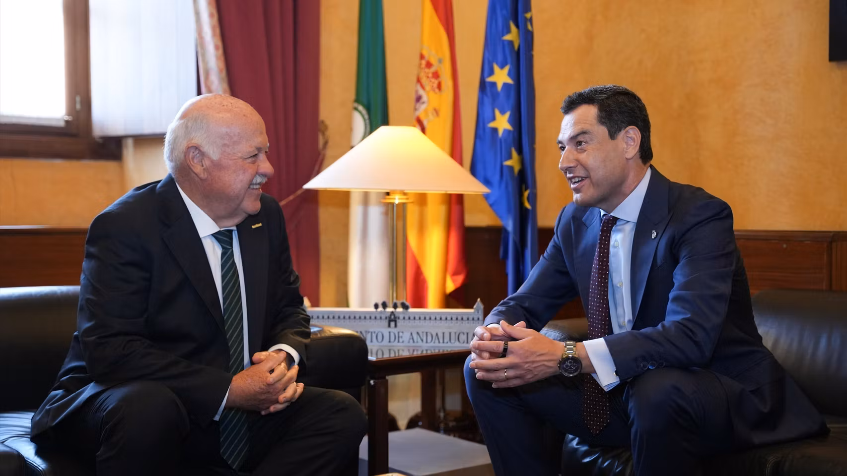 El presidente del Parlamento andaluz, Jesús Aguirre, recibe a Juanma Moreno en la ronda de consultas
