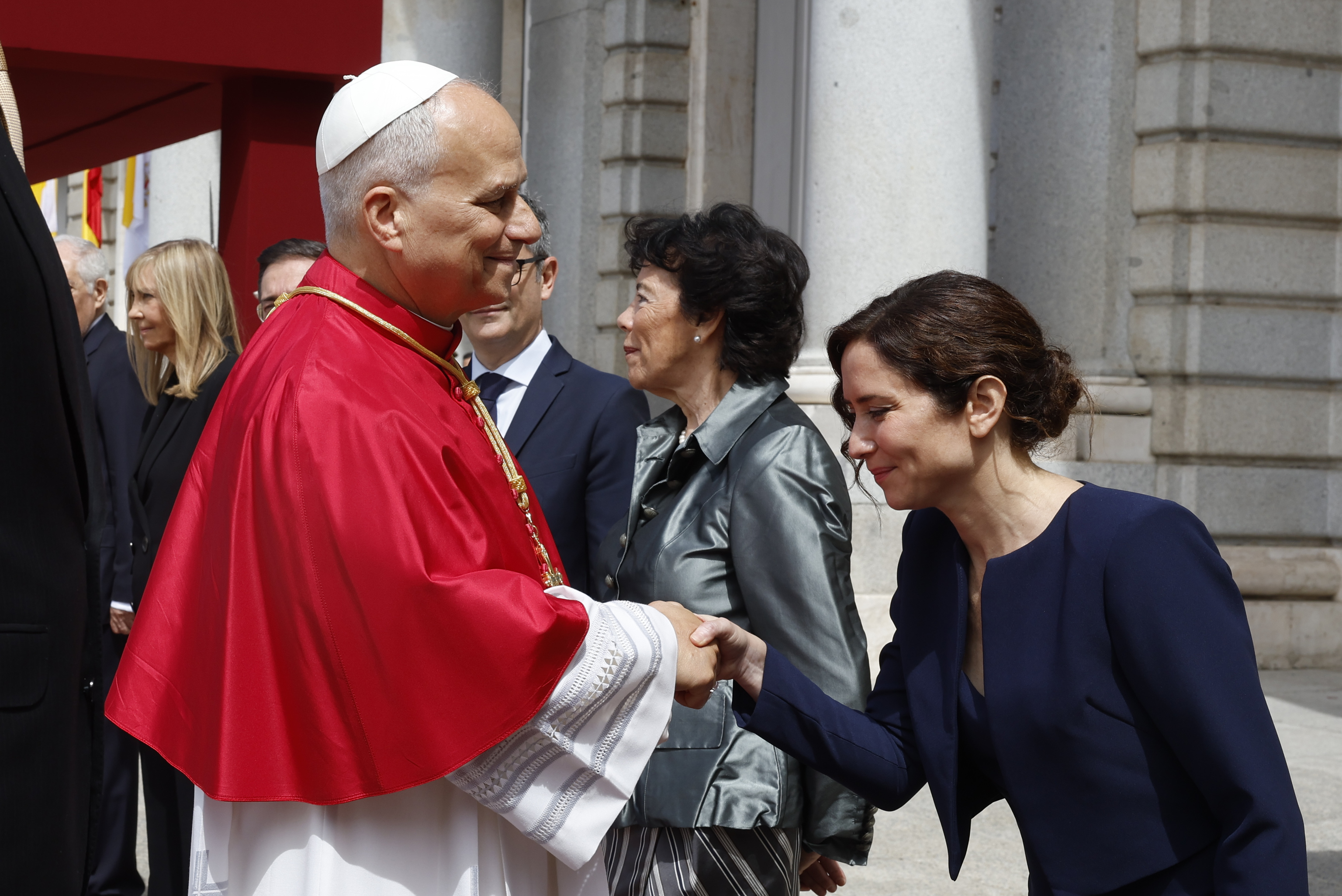 La presidenta de la Comunidad de Madrid, Isabel Díaz Ayuso, saluda al Papa León XIV.