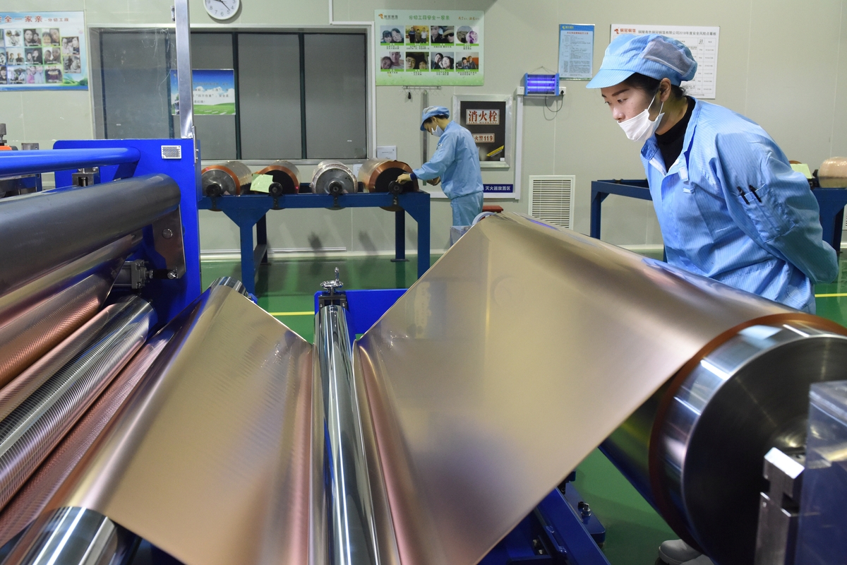 Imagen de archivo de operarios trabajando en una línea de producción de láminas de cobre utilizadas para baterías de litio, en una planta de China. (Reuters)
