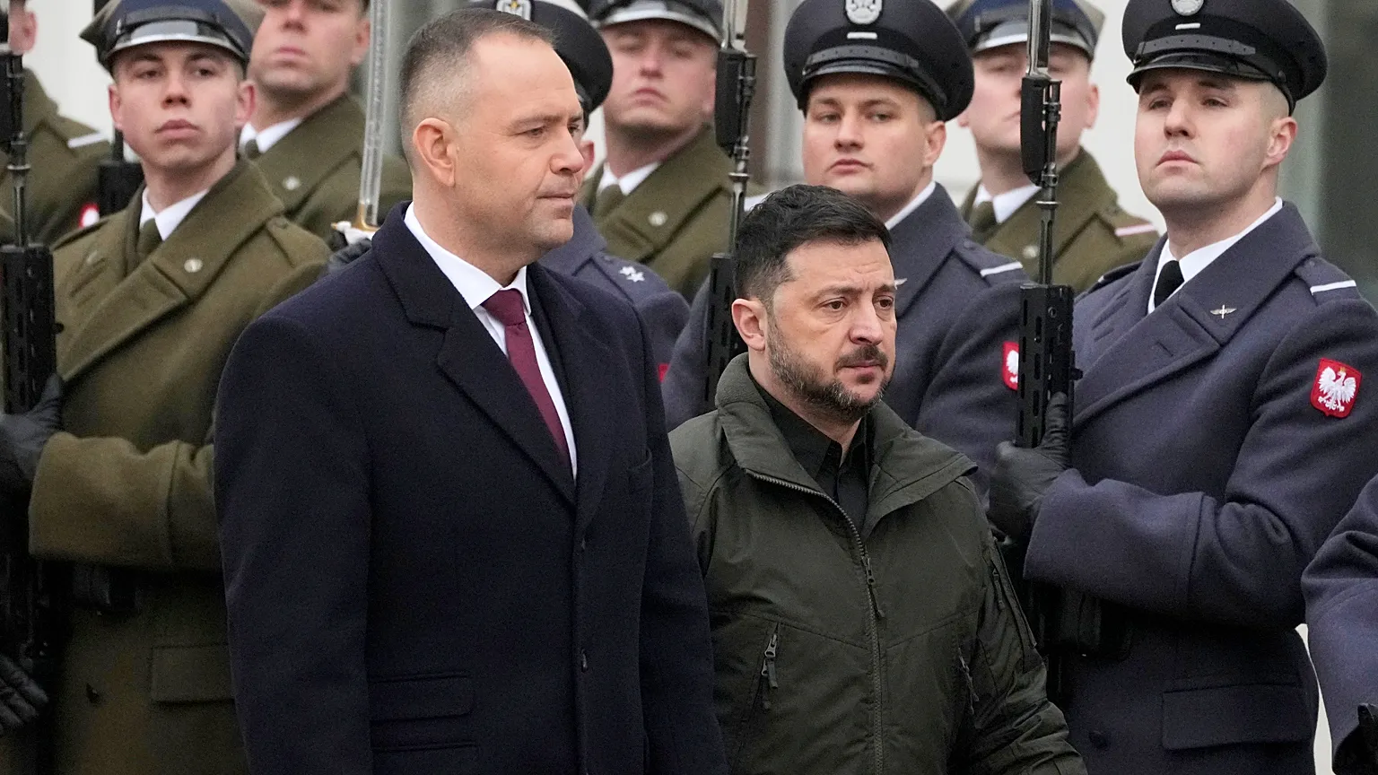 Polish President Karol Nawrocki and Ukrainian President Volodymyr Zelenskyy attend an official welcome ceremony before their meeting in Warsaw on 19 December 2025.