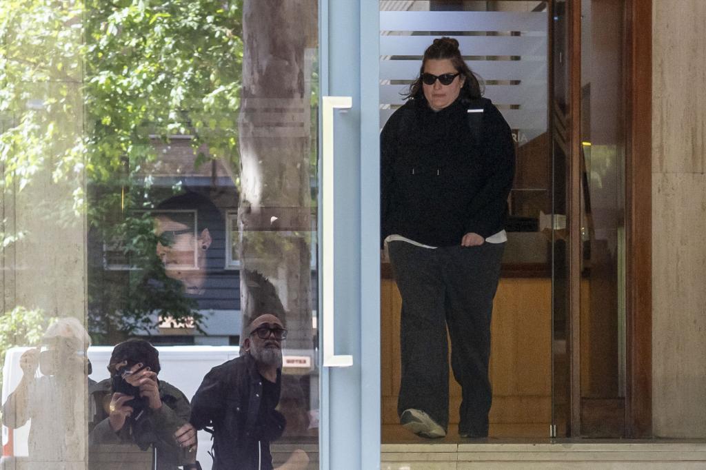 Las hijas de Zapatero abandonan su oficina tras el registro del pasado mayo.