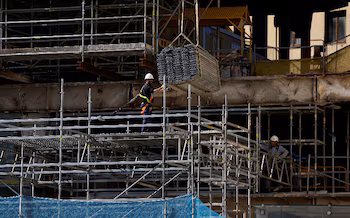 Obreros trabajan en la obra de un edificio en construcción en Madrid, España (Reuters/Juan Medina)