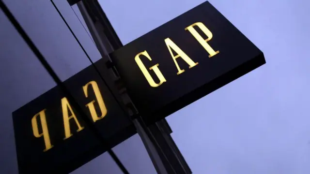 Logo de Gap en una tienda, reflejado en el vidrio del edificio