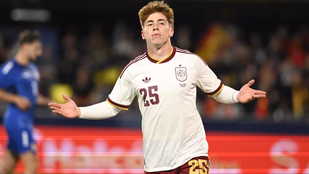 Víctor Muñoz, celebrando un gol con la Selección