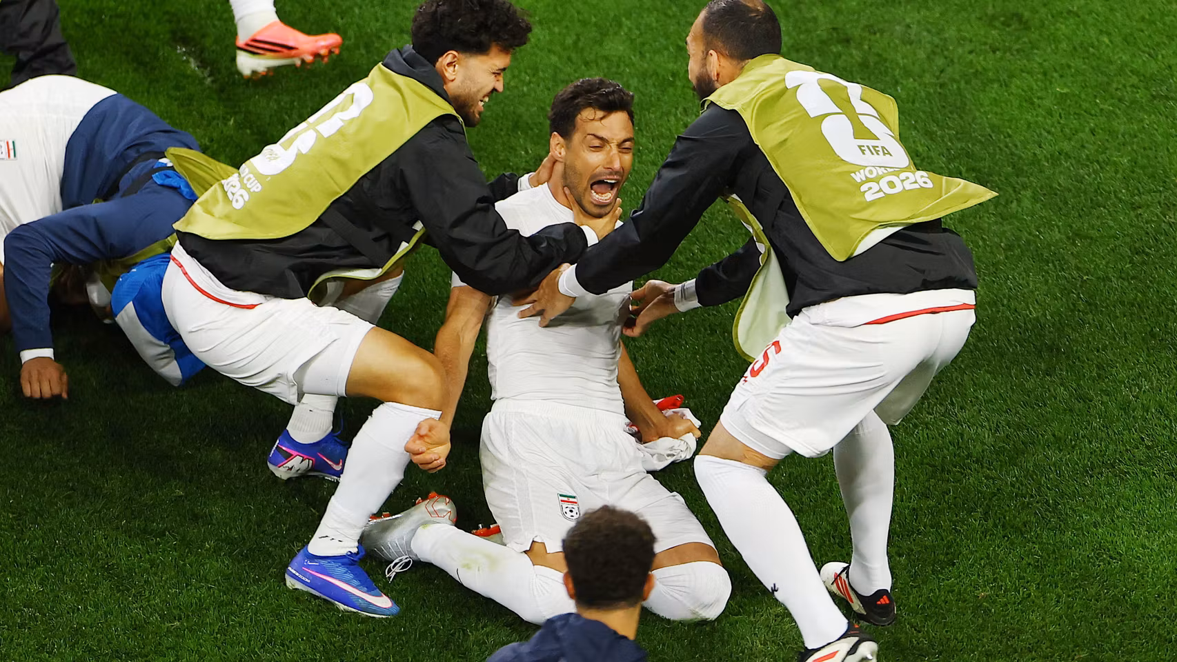 Khalilzadeh es felicita por su compañeros de Irán por su gol, que fue anulado.