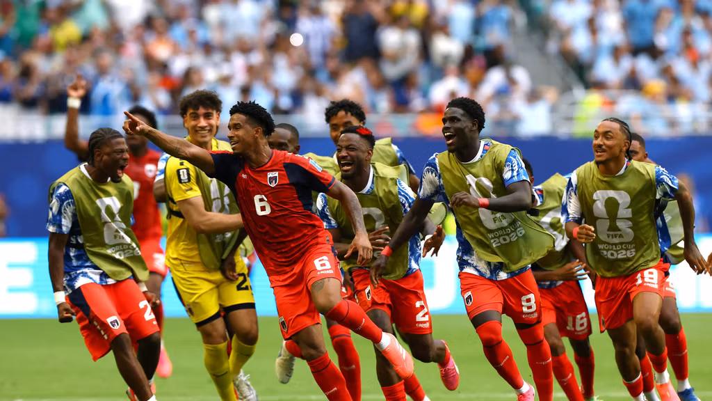 Los jugadores de Cabo Verde celebran el gol de Pina.