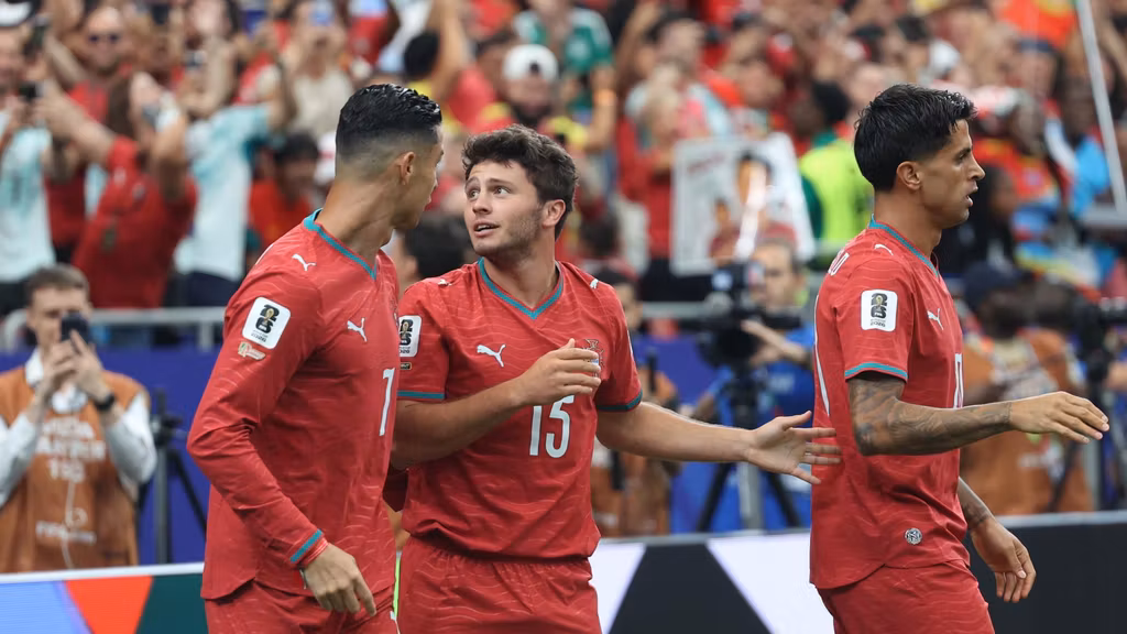 Cristiano Ronaldo y Joao Neves, en el debut de Portugal en el Mundial.