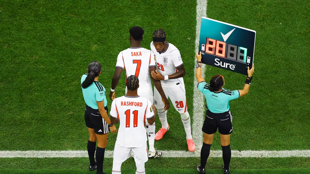 Marcus Rashford se dispone a entrar al terreno de juego.