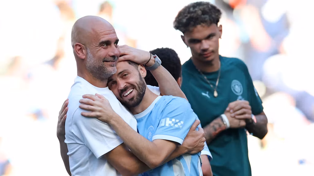 Guardiola y Bernardo Silva se abrazan tras el último partido de ambos con el Manchester City.