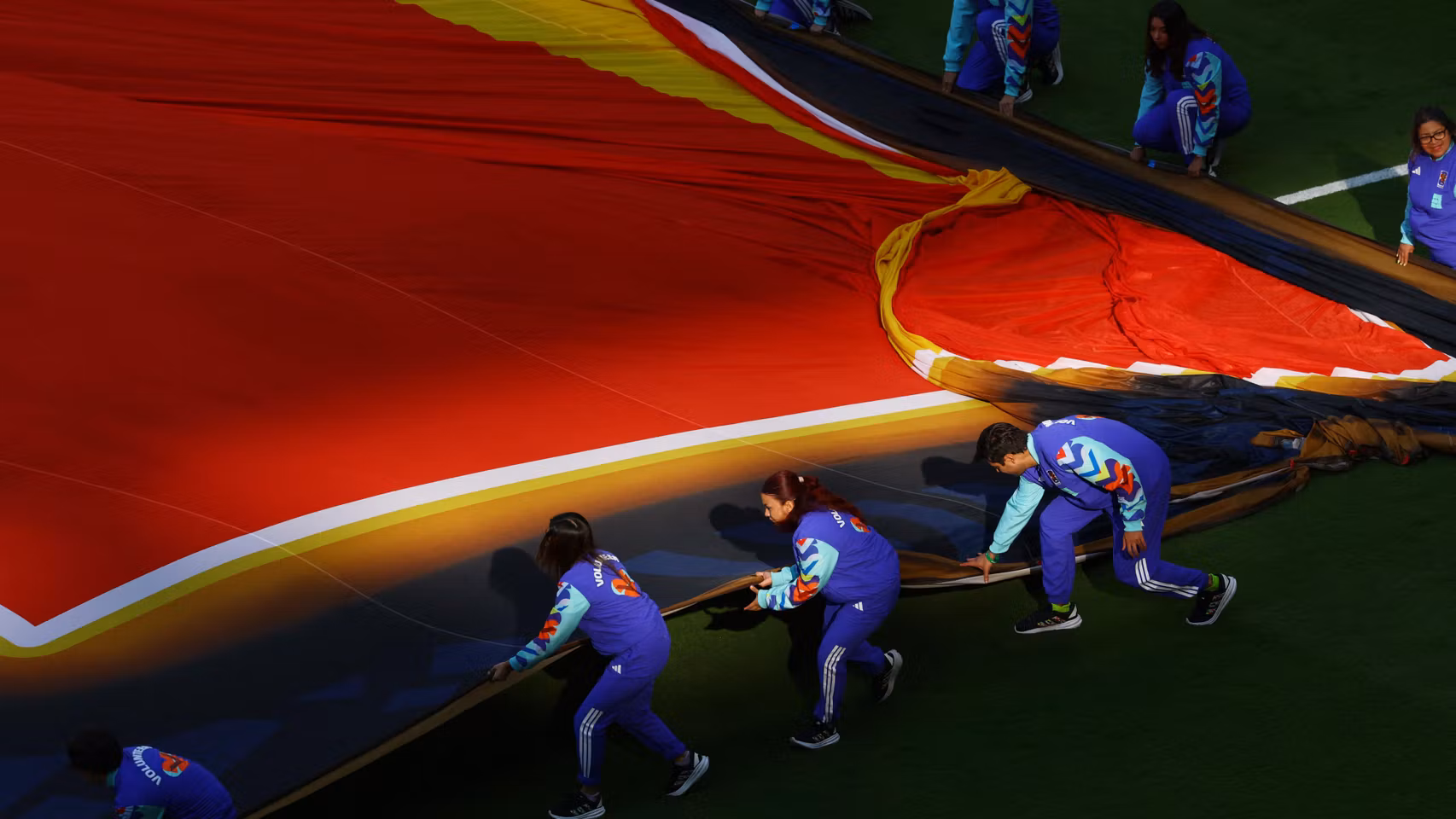 Voluntarios colocando la bandera de España en el partido contra Uruguay.