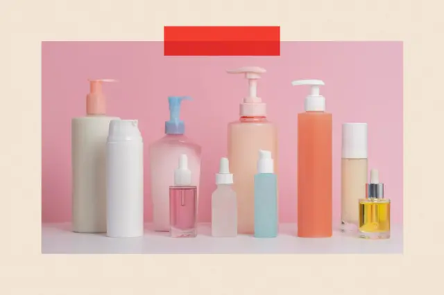 Varias botellas de cuidado de la piel sobre un fondo rosado.