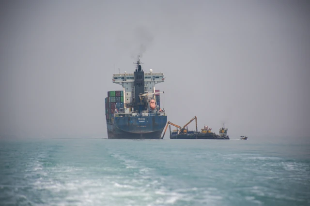 Un barco de carga en el estrecho de Ormuz.