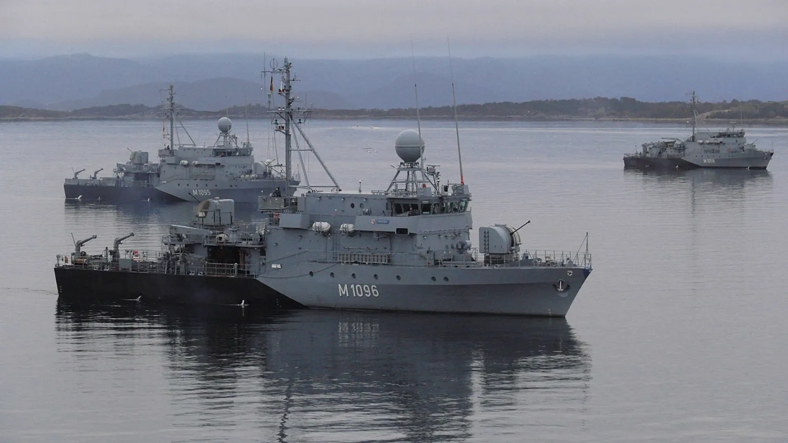The minehunter vessels Fulda (M 1058), Überherrn (M 1095) and Passau (M 1096) in a calm Norwegian fjord on 4 April 2007.