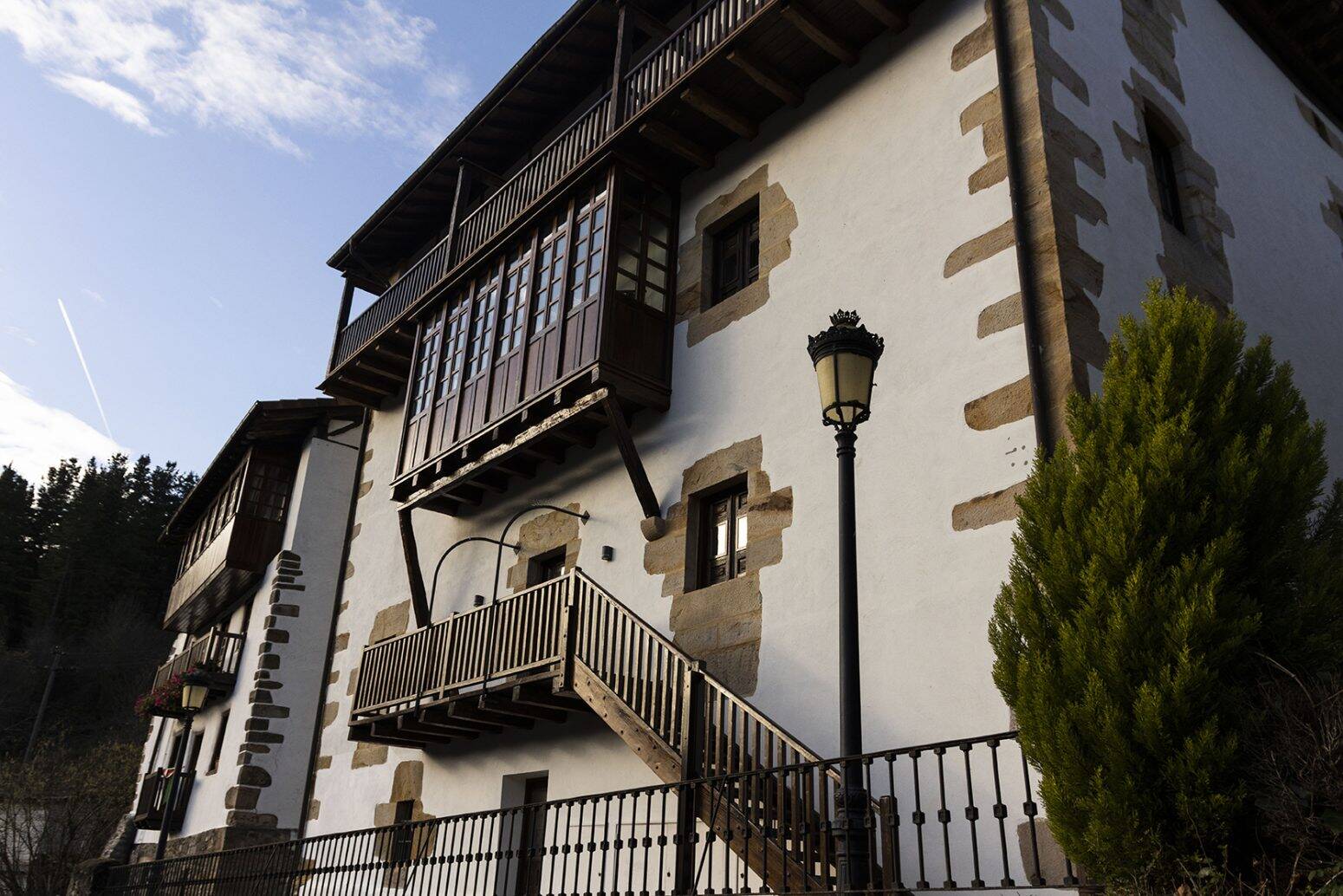 Foto: Un histórico edificio señorial del interior de Gipuzkoa ha sido rehabilitado y convertido en hotel, recuperando su actividad tras varios años cerrado. (Booking)