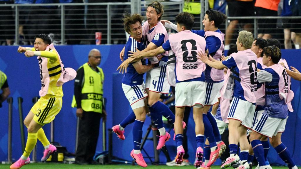 Los jugadores de Japón enloquecen celebrando el gol del empate ante Países Bajos.