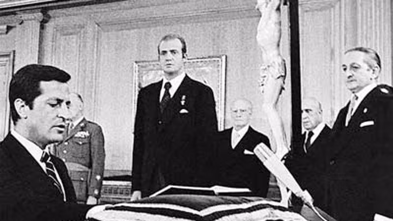 Adolfo Suárez, ante la mirada de Juan Carlos I y Torcuato Fernández Miranda.