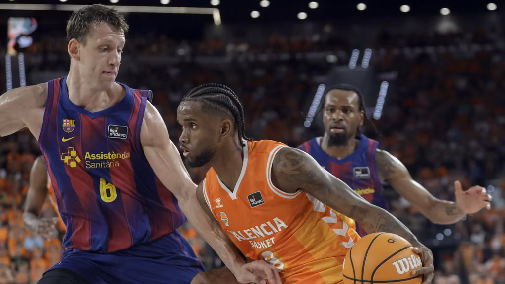 Jean Montero conduce el balón presionado por Vesely.