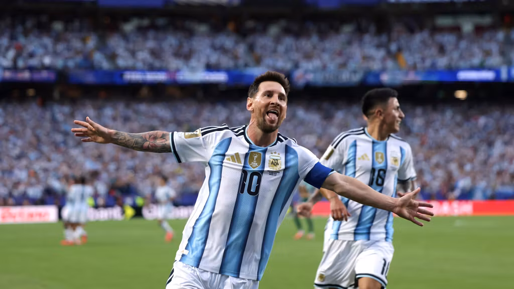 Messi celebra su gol ante Argelia.