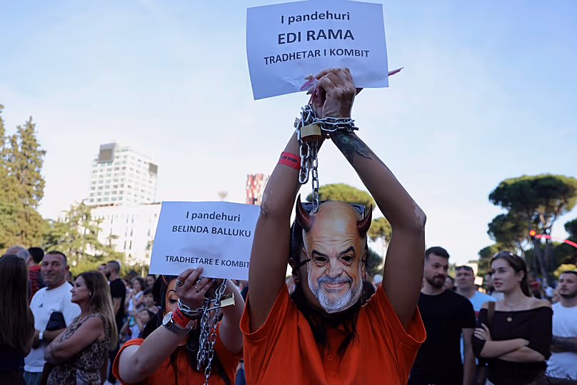 El cartel dice : " El acusado Edi Rama es un traidor de la nación ". (AP Photo/Hameraldi Agolli)