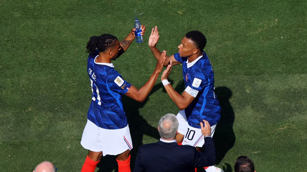 Mbappé y Olise celebran un gol contra Senegal.