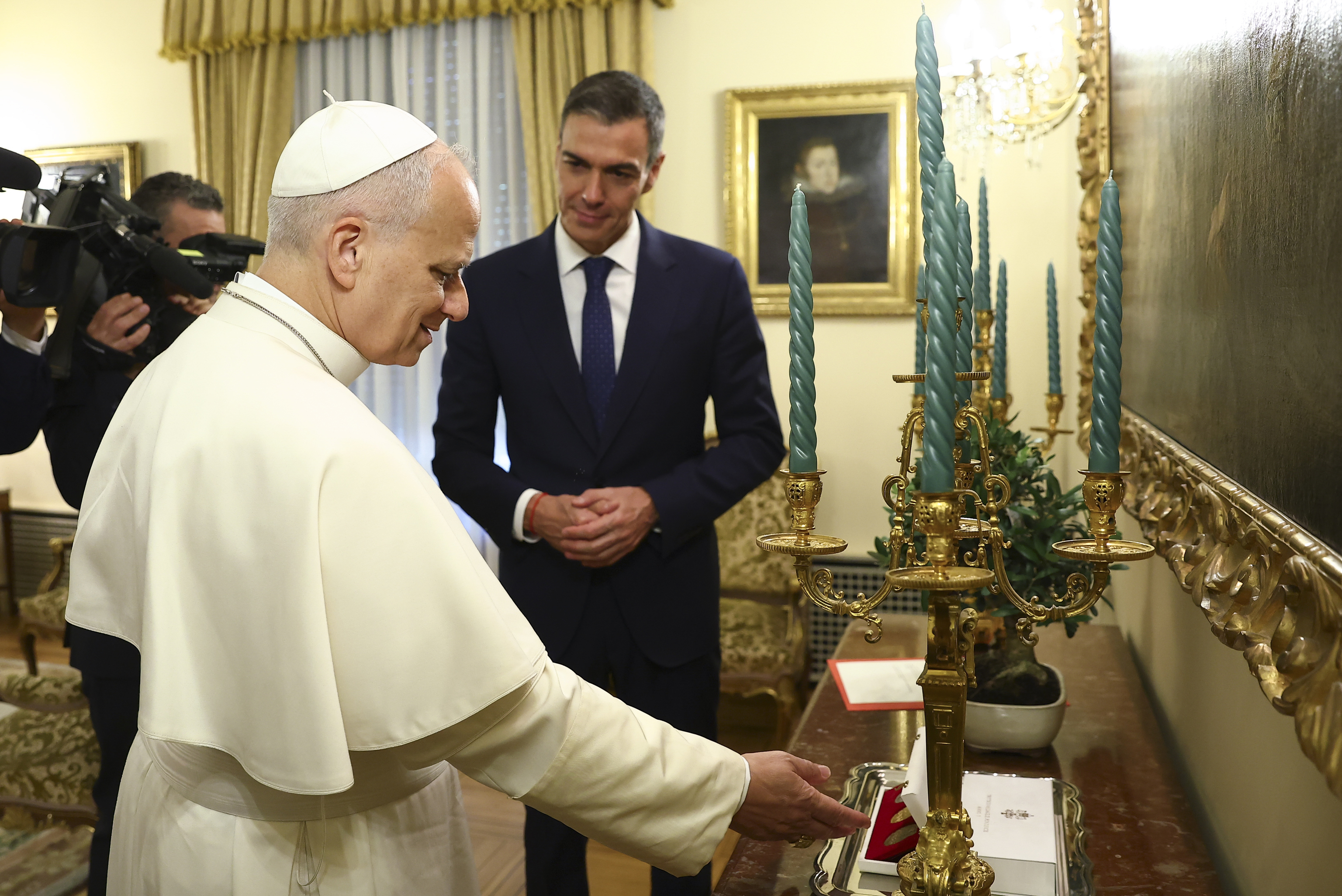 El presidente del Gobierno, Pedro Sánchez (d) ha sido recibido este lunes por el papa León XIV (i) en la sede de la Nunciatura Apostólica en Madrid