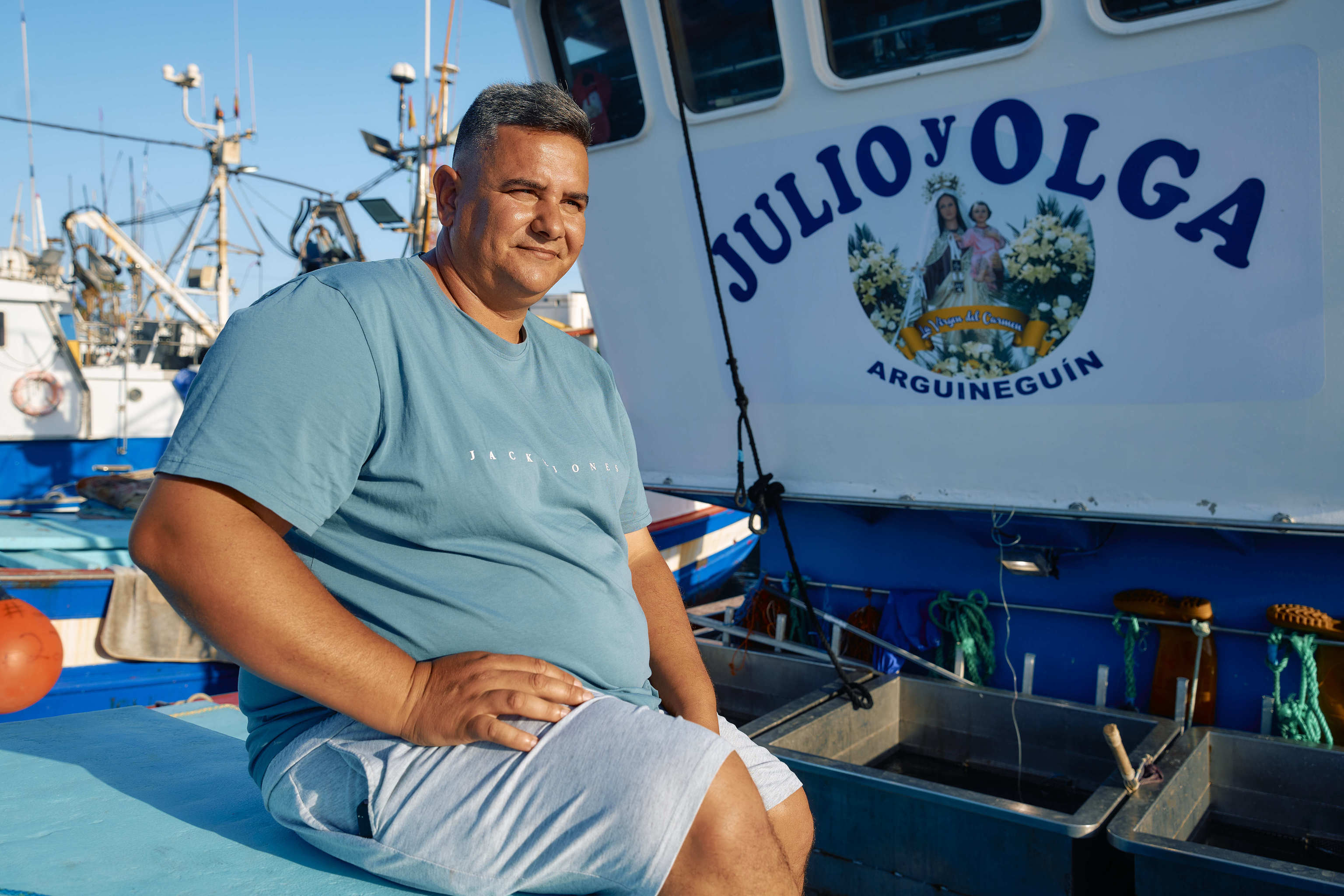 Jesús en su barco en el muelle de Arguineguín