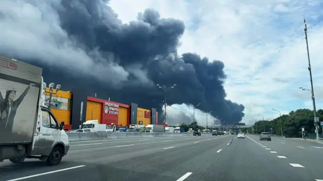 Una densa columna de humo negro se eleva sobre la circunvalación de Moscú a causa de un incendio en una refinería de petróleo de la capital moscovita.