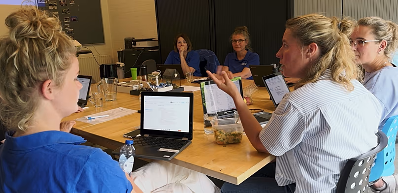 Working in teams, Buurtzorg nurses manage themselves