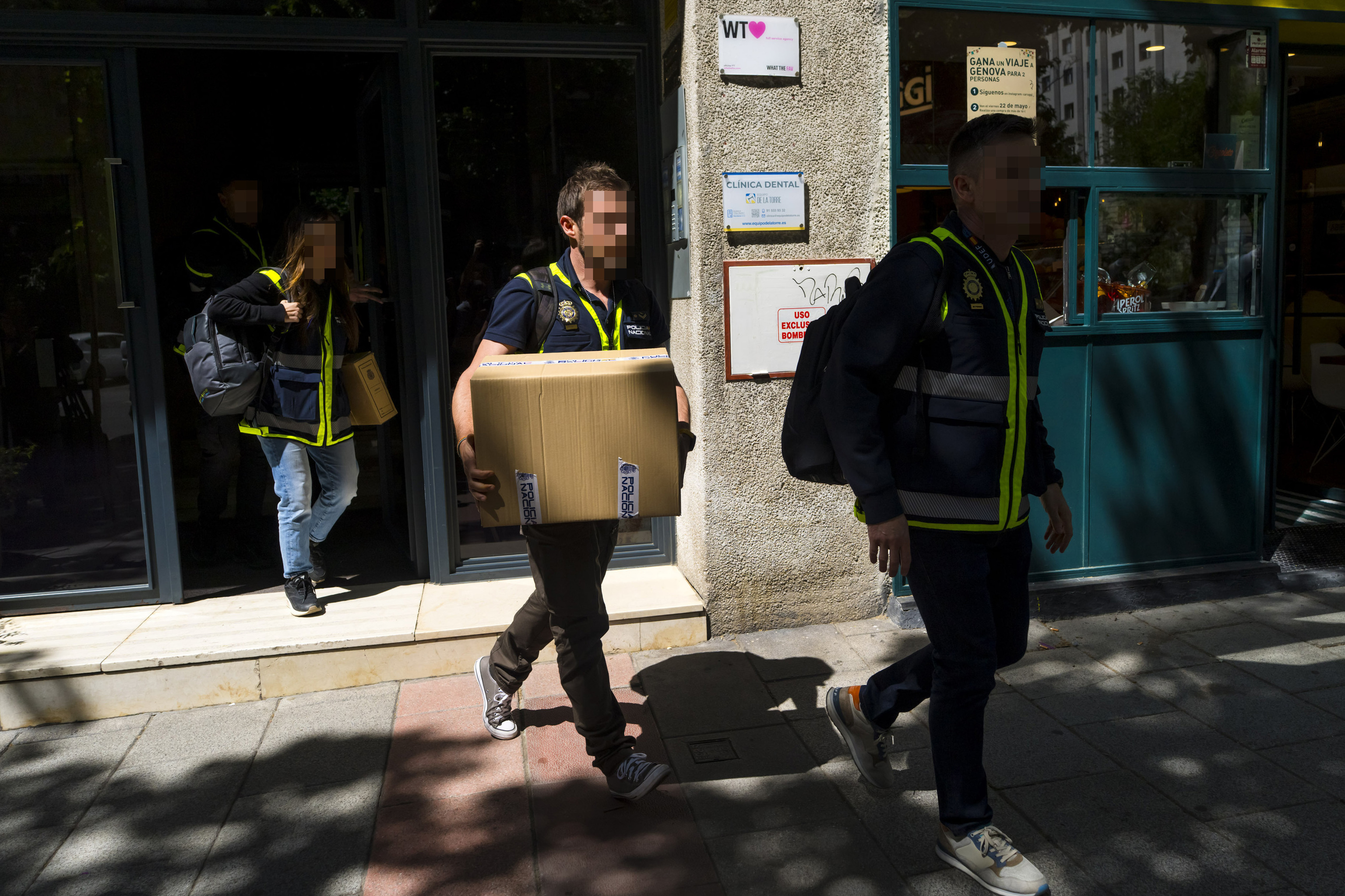 Agentes de la Udef, con material tras registrar la empresa de las hijas de Zapatero.