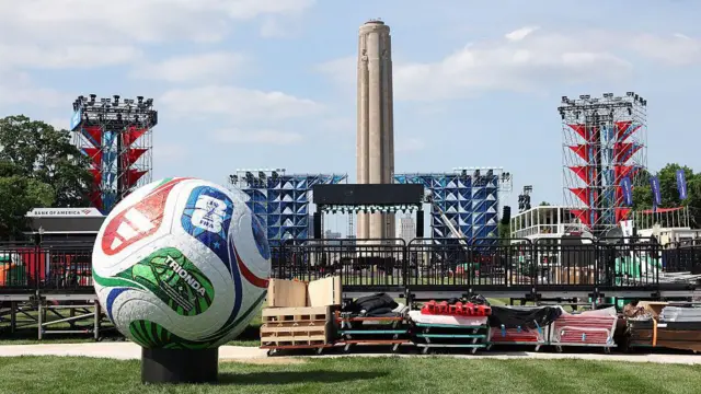 Un balón de fútbol de la Copa del Mundo frente a una zona de aficionados que se construyó para el Mundial en Kansas City