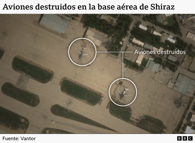 Imagen satelital que muestra los daños sufridos por aeronaves en la base aérea de Shiraz. La fotografía muestra dos aviones destruidos sobre la pista.