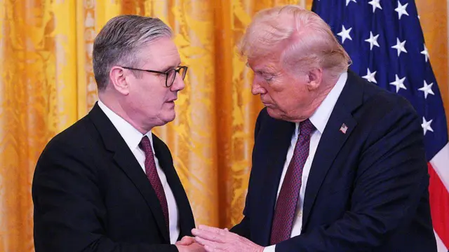 El presidente de los Estados Unidos, Donald Trump, en un apretón de manos con el primer ministro del Reino Unido, Keir Starmer.