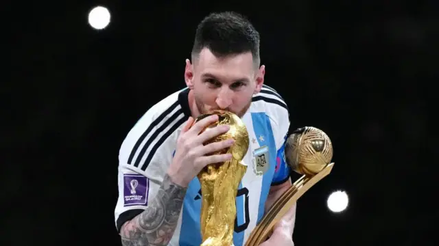 Lionel Messi tras la final de la Copa Mundial de la FIFA Catar 2022 entre Argentina y Francia, el 18 de diciembre de 2022 en la ciudad de Lusail, Catar.