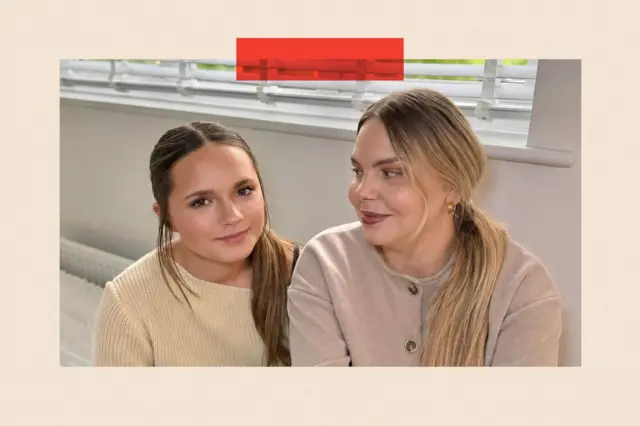 Ellie-May sentada con su madre, Sophie.