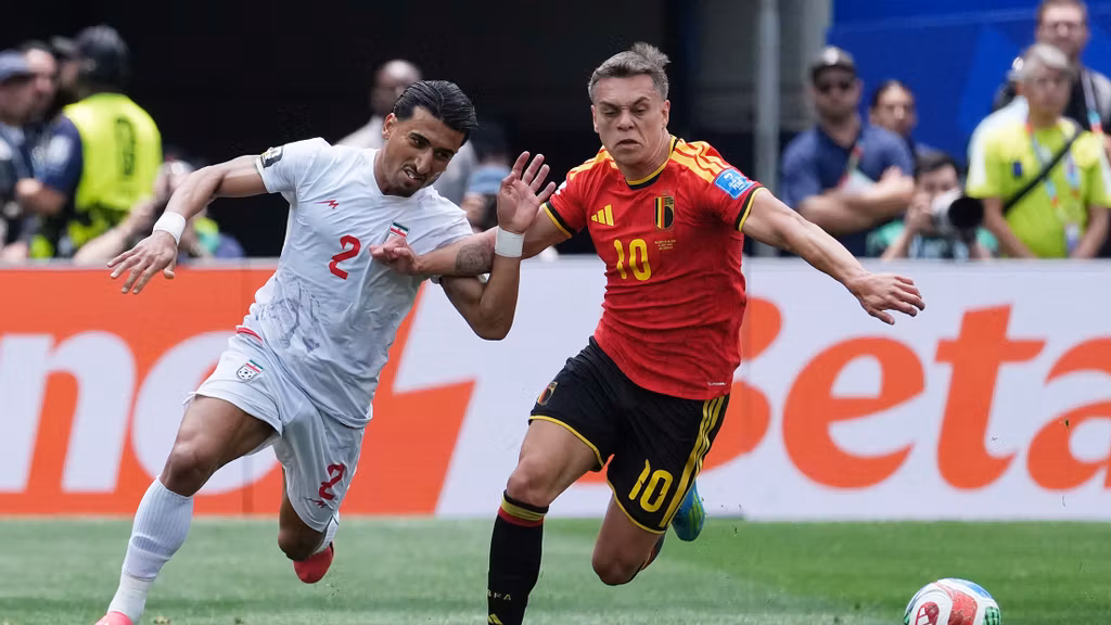 Trossard disputa un balón.