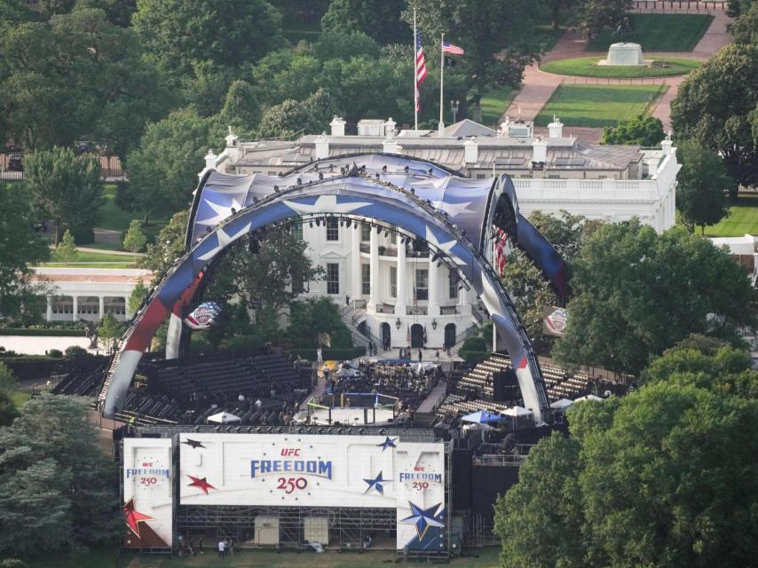 Plano desde el cielo de la estructura del UFC Freedom 250 en la Casa Blanca.