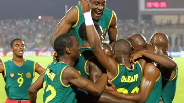Camerún celebra con camisetas sin mangas en la Copa Africana de Naciones de 2002