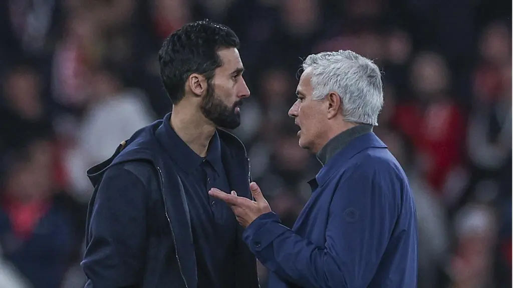 Arbeloa y Mourinho dialogan durante el Benfica - Real Madrid de Champions League