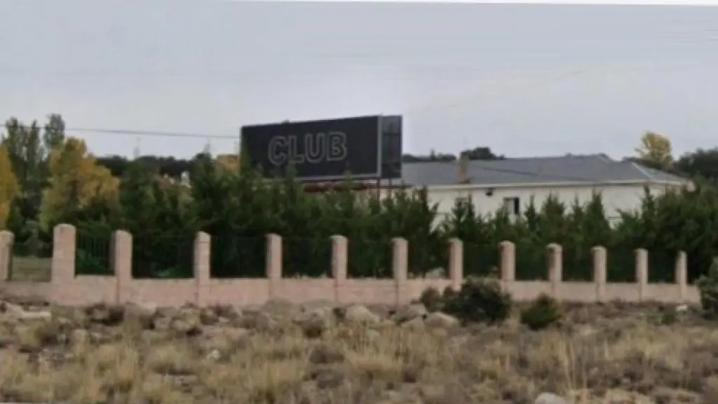 Fachada del club Km-80, propiedad de la familia Gómez Serrano, ubicado en la localidad Ituero y Lama (Segovia).