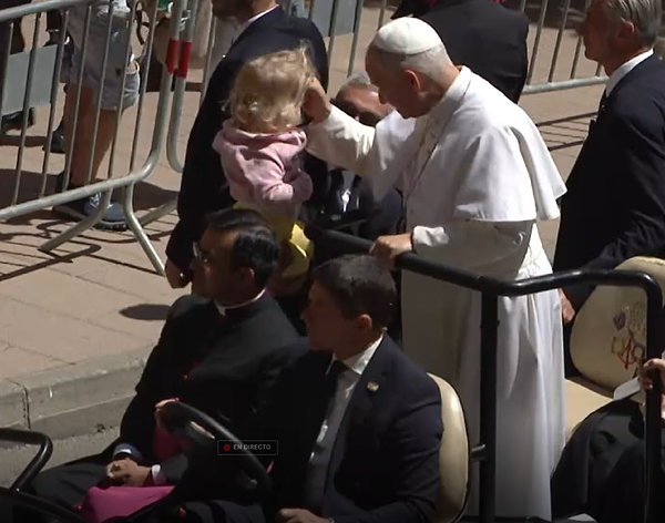 El Papa bendice a una niña pequeña a su llegada a la abadía de Montserrat.