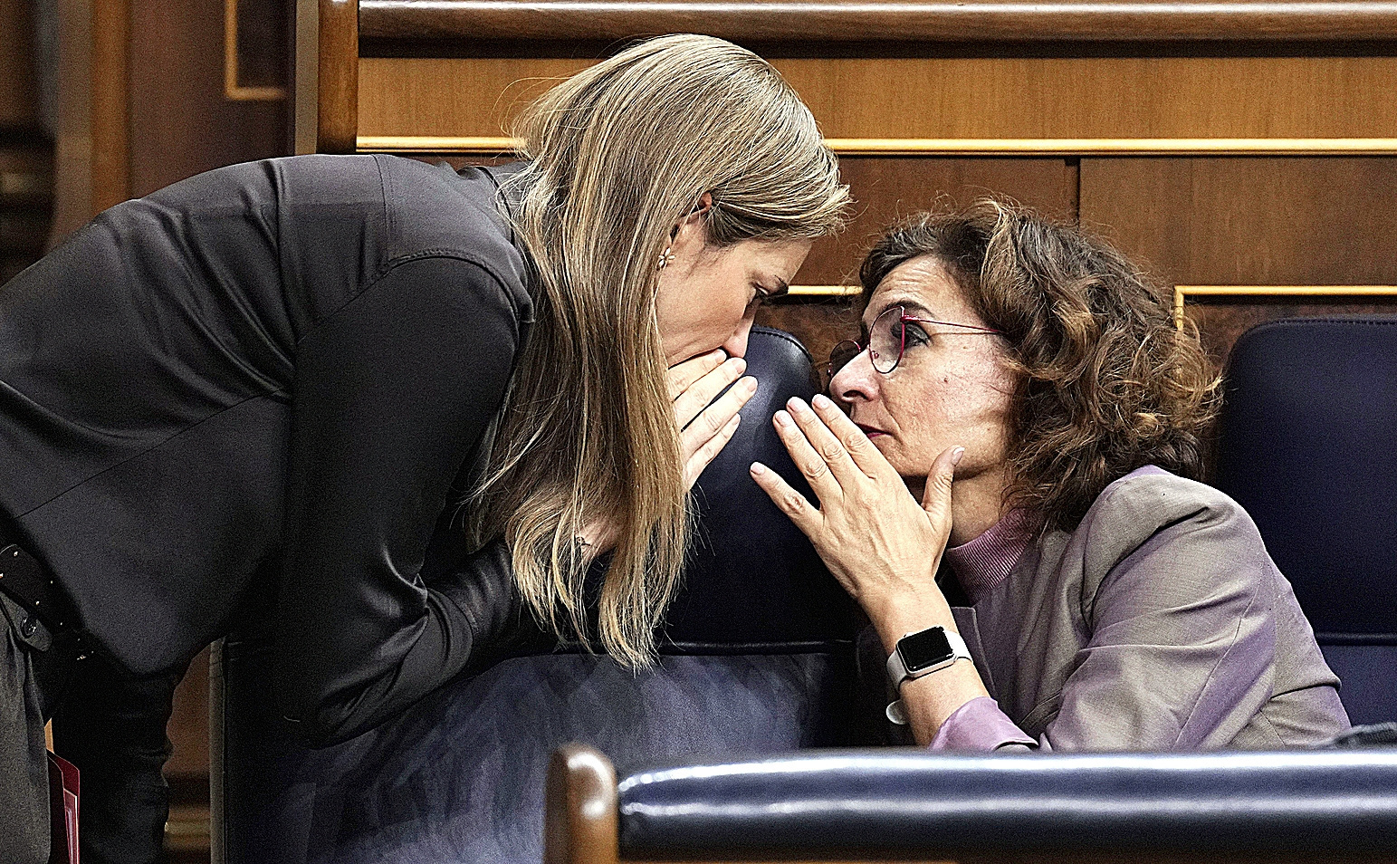 Sara Aagesen conversa con María Jesús Montero en el Congreso el pasado mes de noviembre.