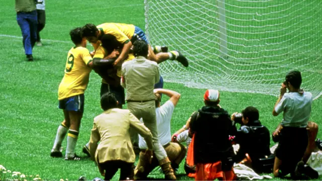 Los jugadores brasileños celebran un gol marcado en el partido final de la Copa del Mundo 1970 contra Italia.
