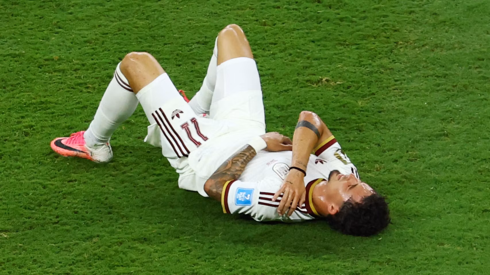 Yeremy Pino se duele de la clavícula durante el partido ante Uruguay.