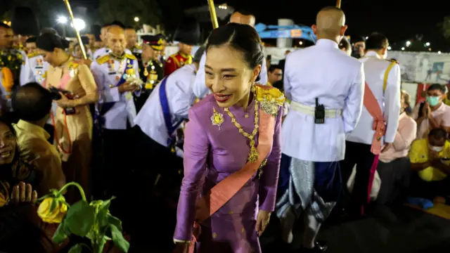 La princesa Bajrakitiyabha saluda en un acto oficial