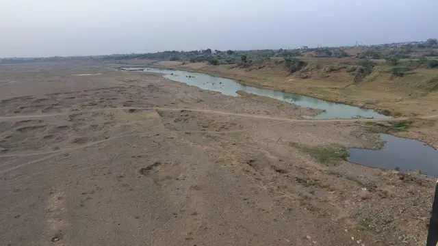 Imagen panorámica del río Ken a su paso por las polvorientas tierras de Banda